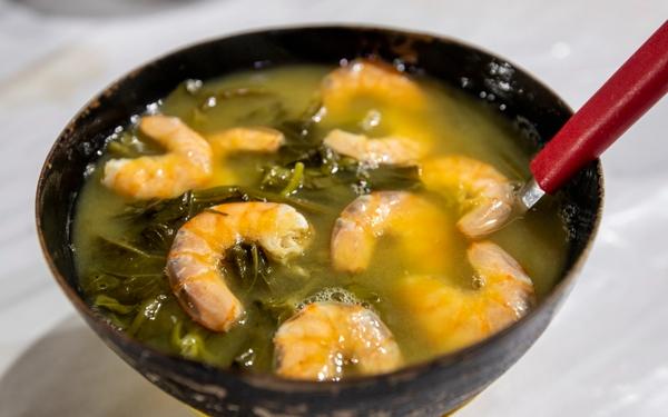 Soupe amazonienne Tacacá aux crevettes