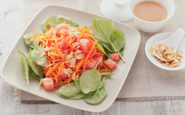 Salade de carottes et pastèque, avec jeunes feuilles d'épinards
