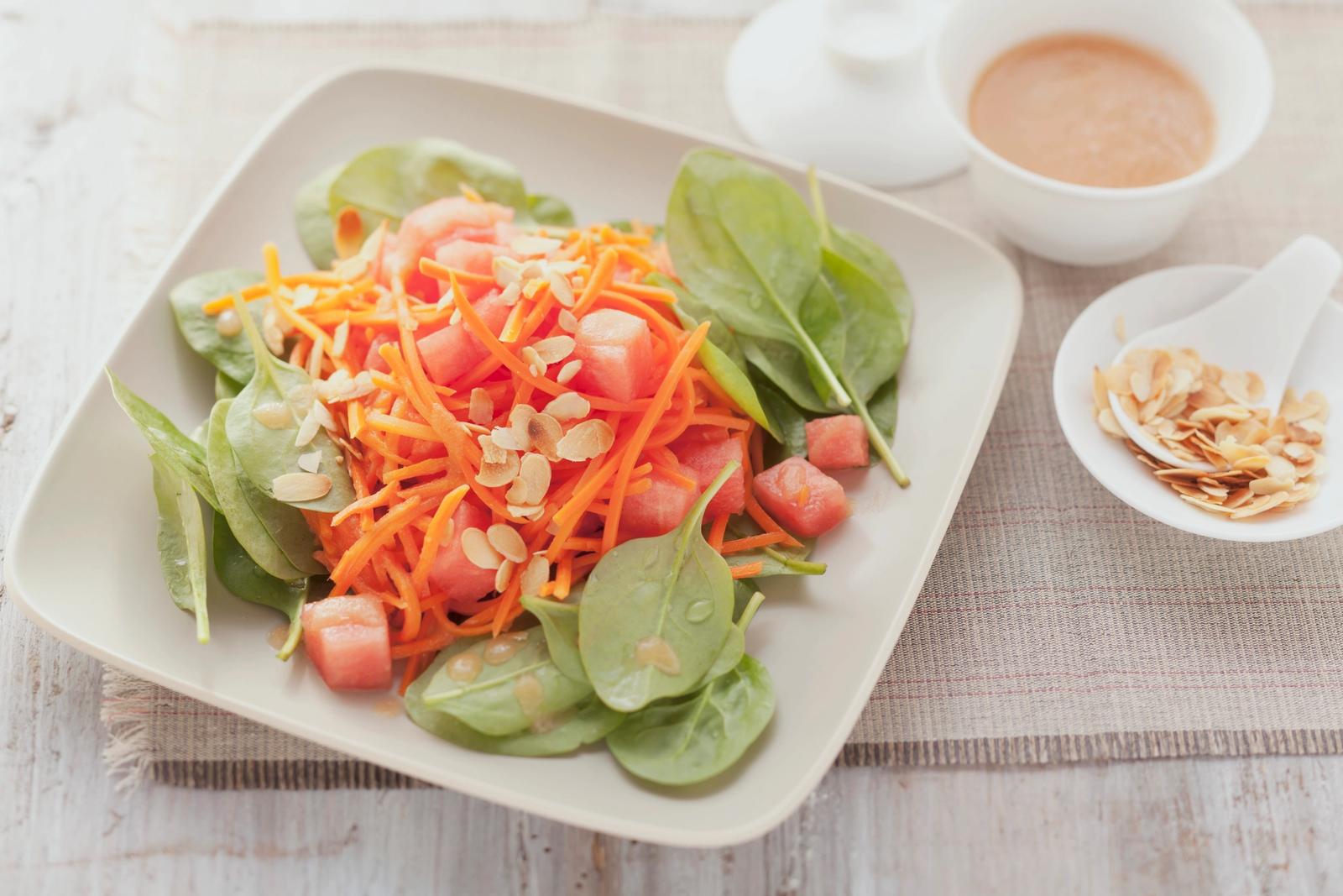 Salade de carottes et pastèque, avec jeunes feuilles d'épinards