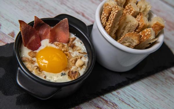 Œuf cocotte à la crème fraîche, au Roquefort et aux noix