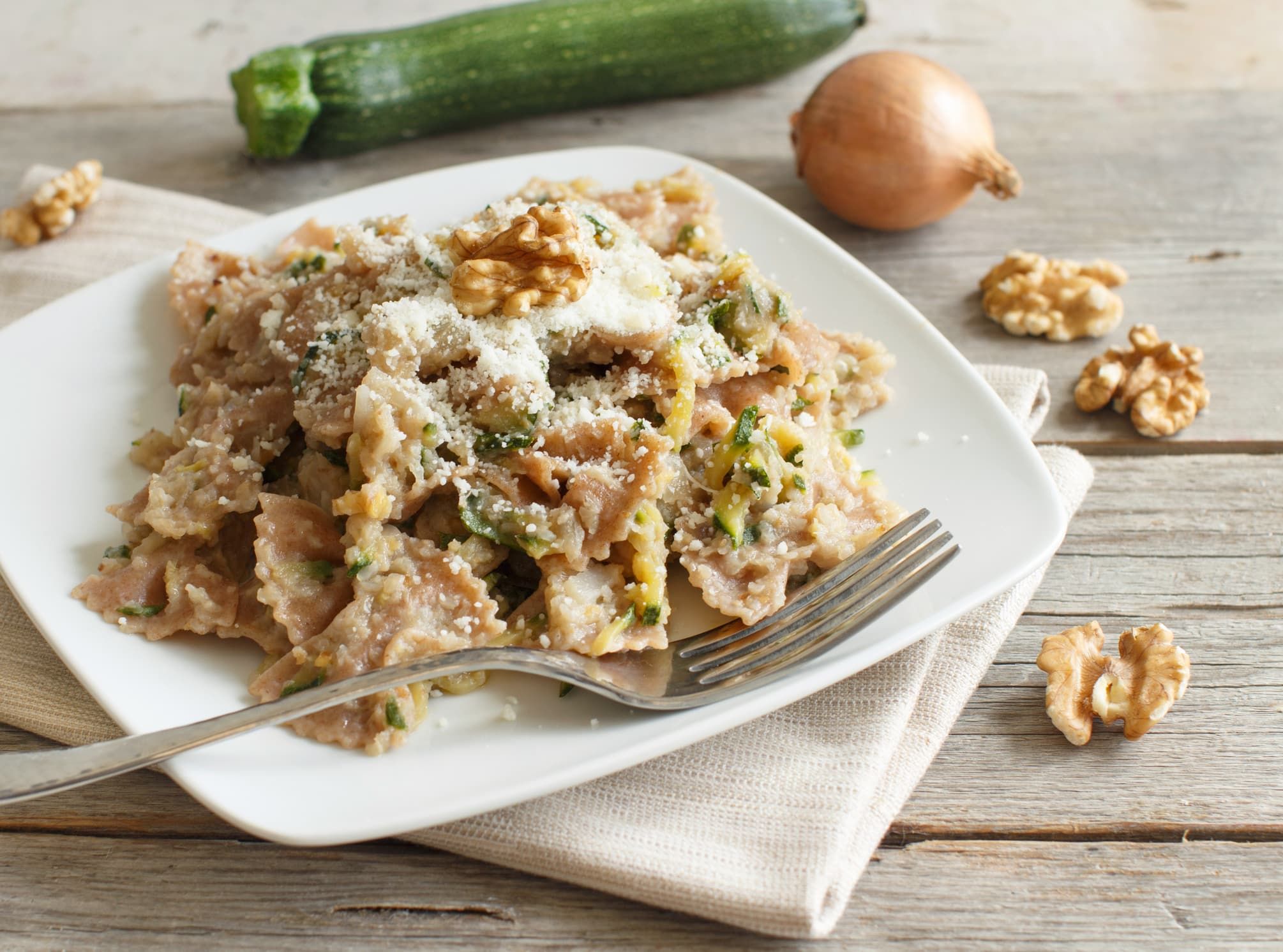 Farfalle aux courgettes, noix et crème