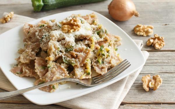 Farfalle aux courgettes, noix et crème