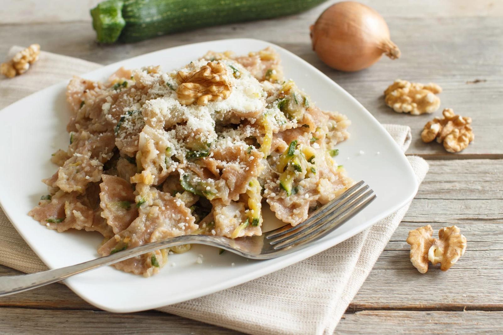 Farfalle aux courgettes, noix et crème