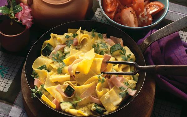 Sauté de nouilles ruban au jambon et aux courgettes