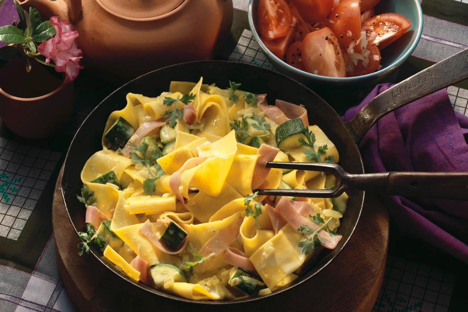 Sauté de nouilles ruban au jambon et aux courgettes
