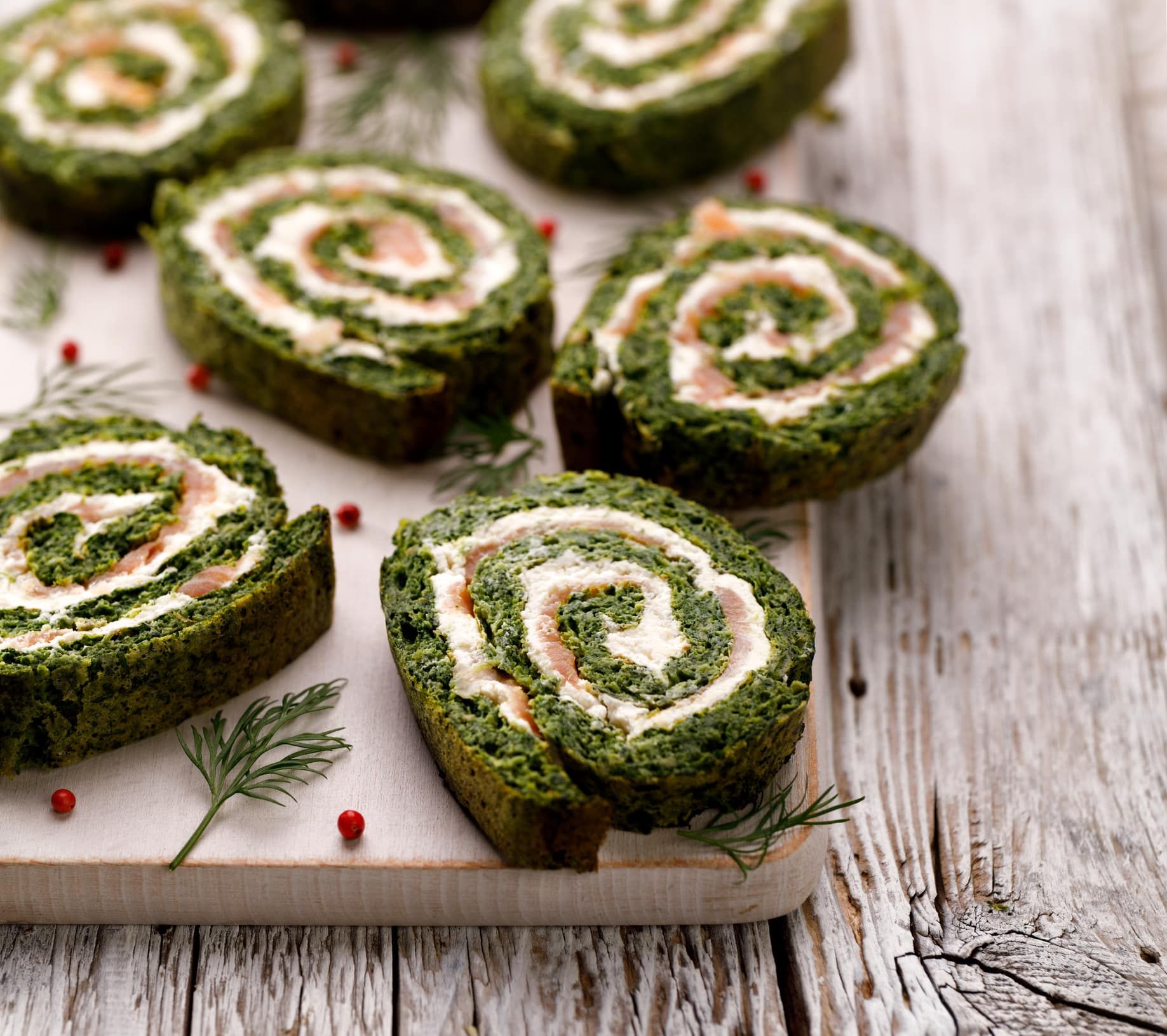 Roulade aux épinards farcie de fromage à la crème et saumon