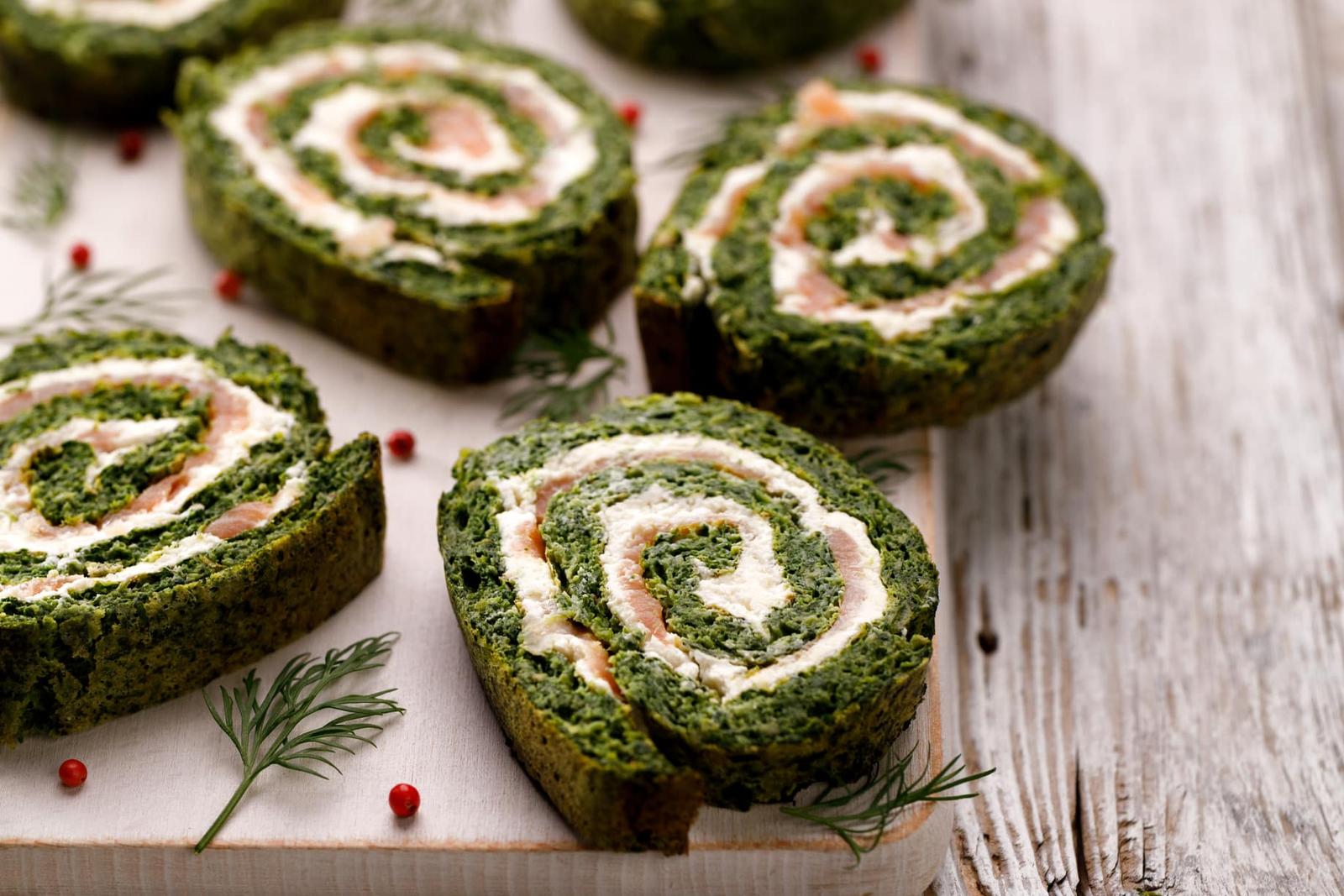 Roulade aux épinards farcie de fromage à la crème et saumon
