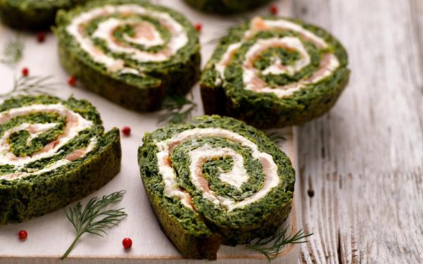 Roulade aux épinards farcie de fromage à la crème et saumon