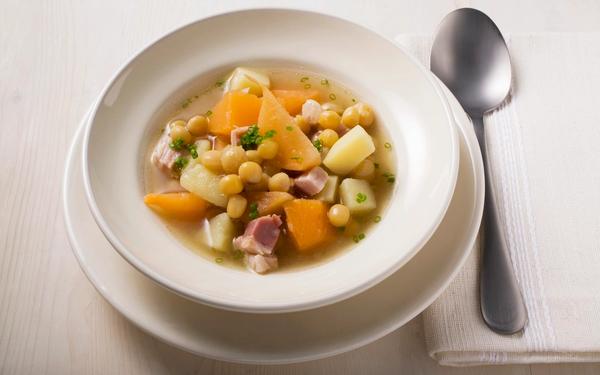 Ragoût de rutabaga aux haricots blancs et au bacon
