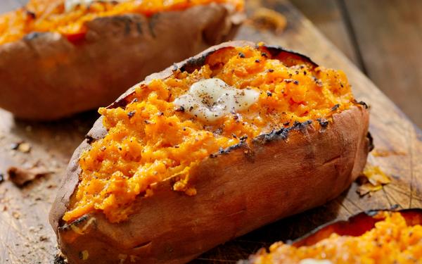 Patates douces farcies au beurre fondu et poivre concassé