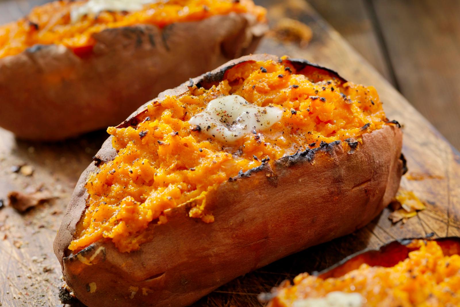 Patates douces farcies au beurre fondu et poivre concassé