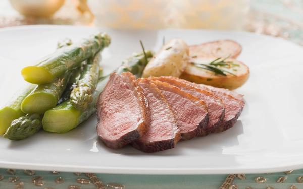 Magret de canard rôti, asperges vertes et pommes de terre fondantes