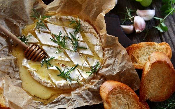 Camembert cuit au four avec romarin, ail et miel