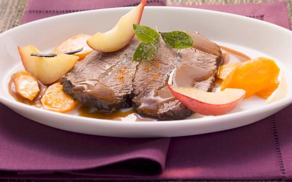 Rôti de bœuf aux carottes et poires, sauce façon bourguignonne