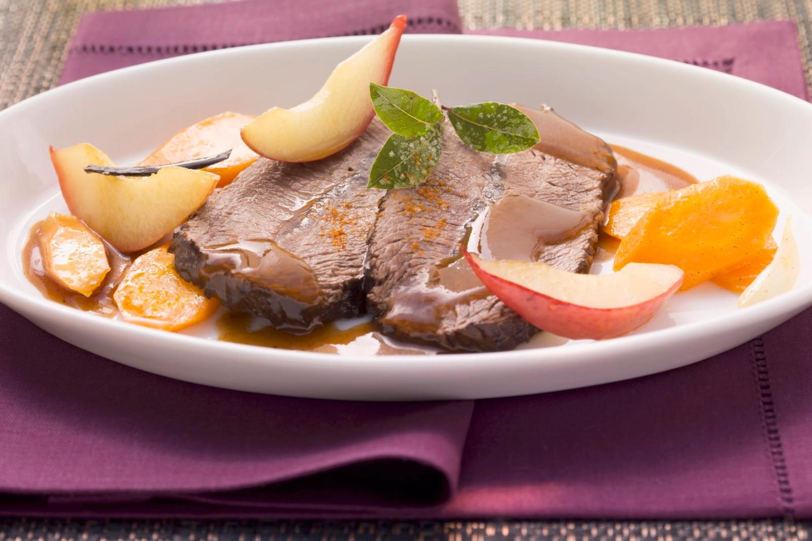 Rôti de bœuf aux carottes et poires, sauce façon bourguignonne