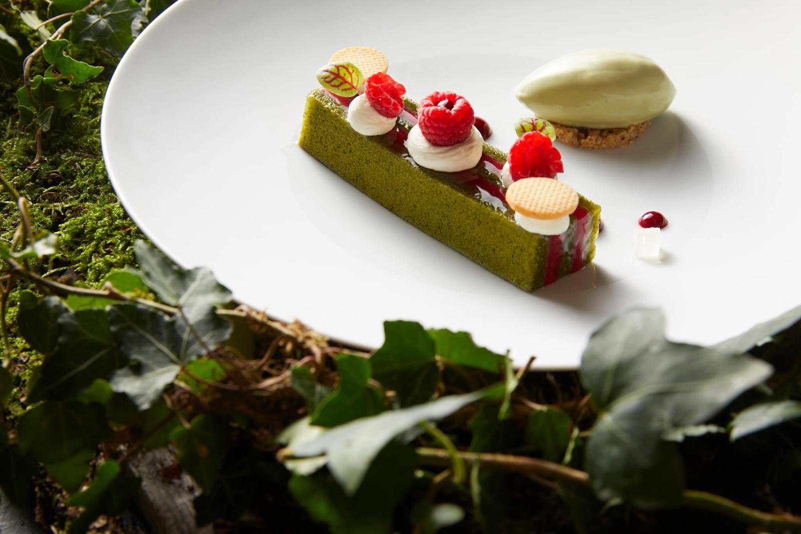Financier et quenelle de glace à la pistache aux framboises