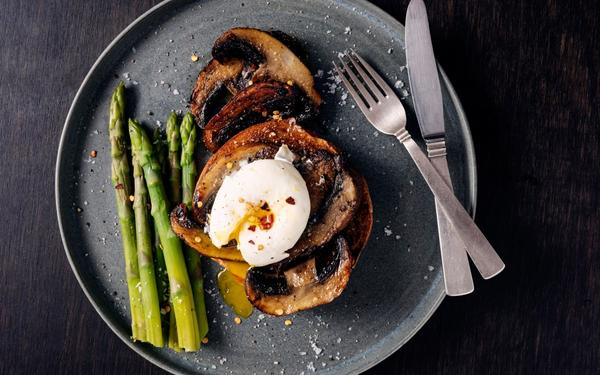 Champignons Portobello avec œuf poché et asperges