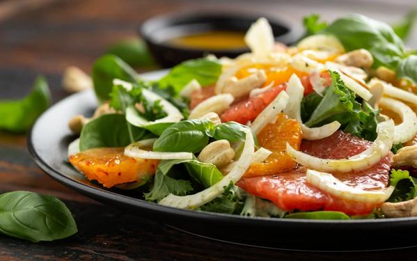 Salade au fenouil, pamplemousse, à l'orange, aux épinards et noix de cajou