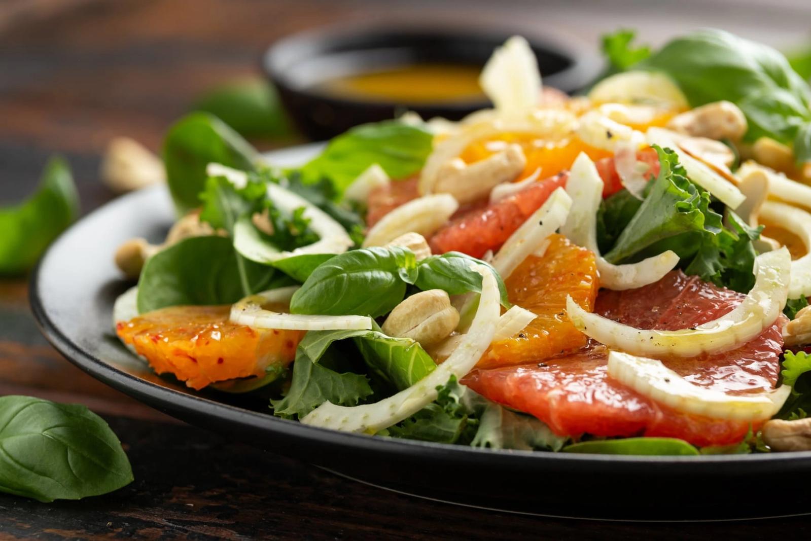 Salade au fenouil, pamplemousse, à l'orange, aux épinards et noix de cajou