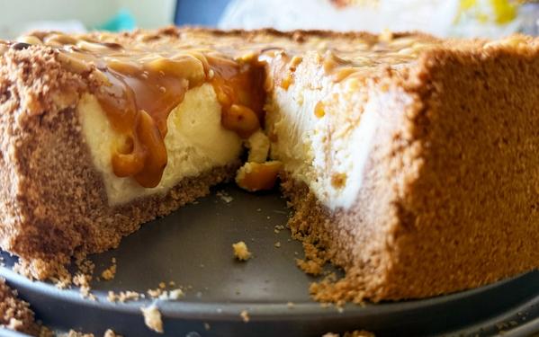 Cheesecake au caramel et aux cacahuètes