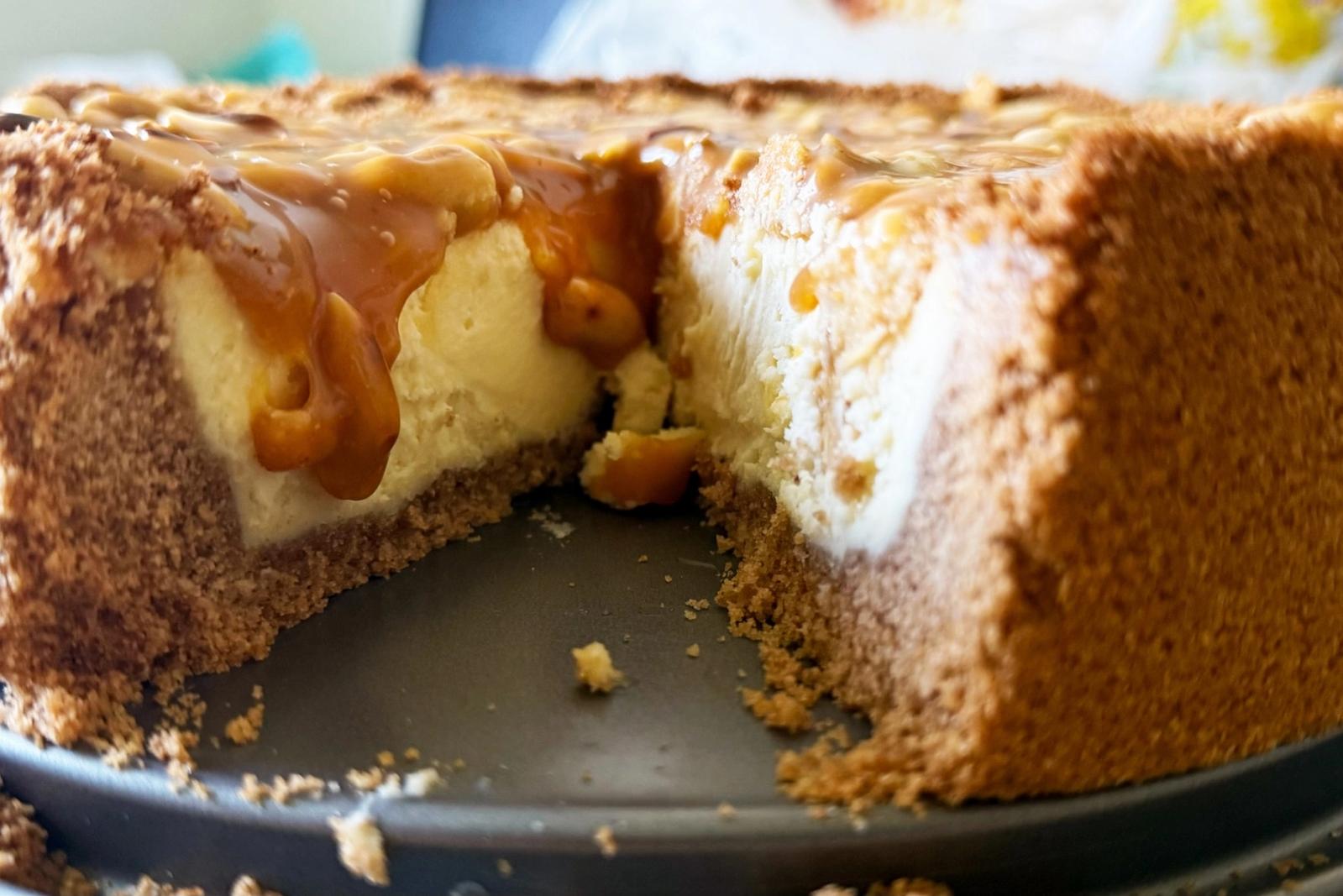 Cheesecake au caramel et aux cacahuètes