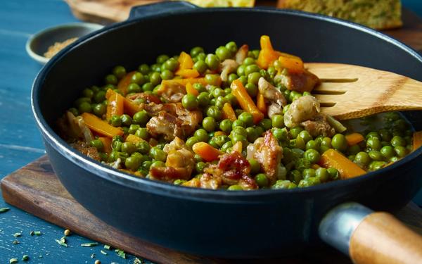 Petits pois carottes et viande de poulet