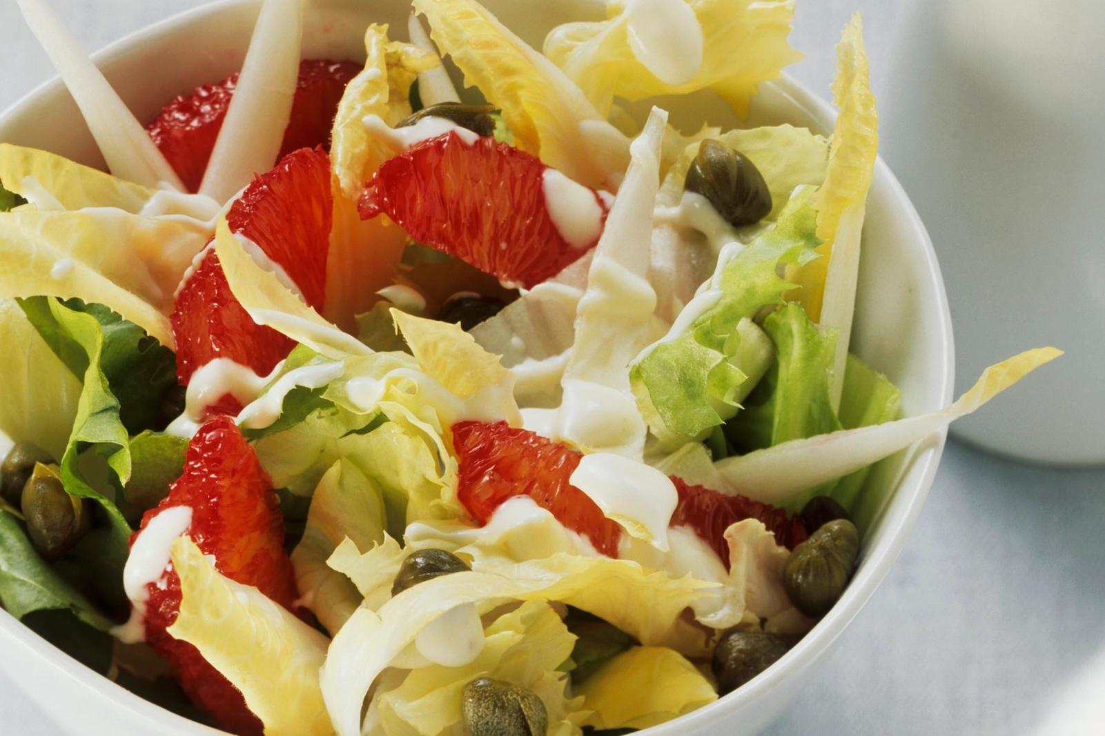 Salade d'endives et de chicorée aux quartiers d'orange sanguine