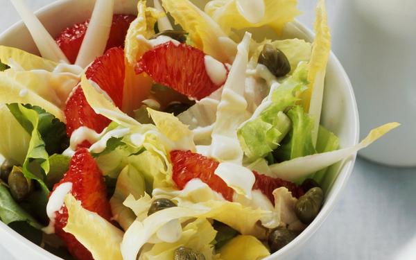 Salade d'endives et de chicorée aux quartiers d'orange sanguine