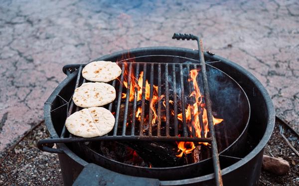 Pain naan grillé au barbecue