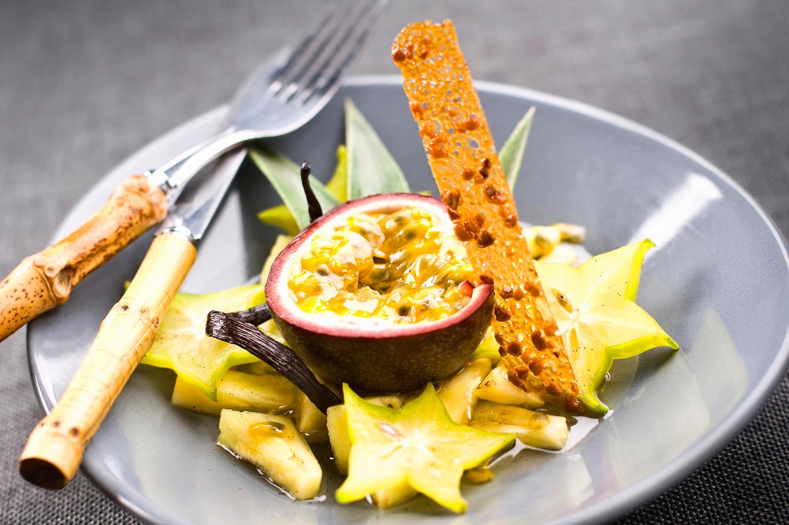 Salade de carambole et fruit de la passion au sirop vanillé, croustillant aux noisettes
