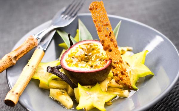Salade de carambole et fruit de la passion au sirop vanillé, croustillant aux noisettes