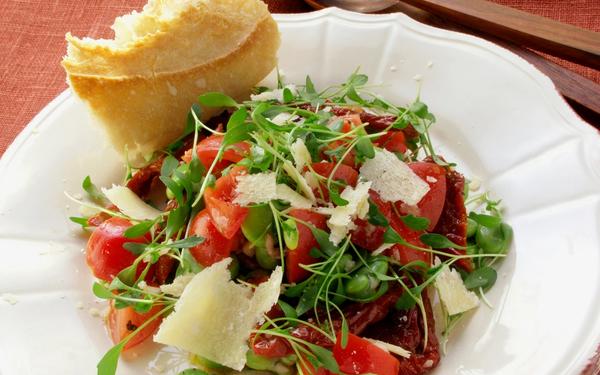 Salade de cresson aux fèves, tomates et parmesan