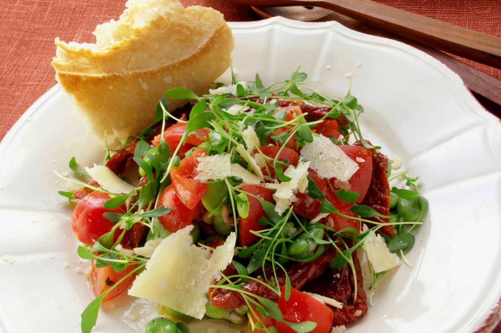 Salade de cresson aux fèves, tomates et parmesan