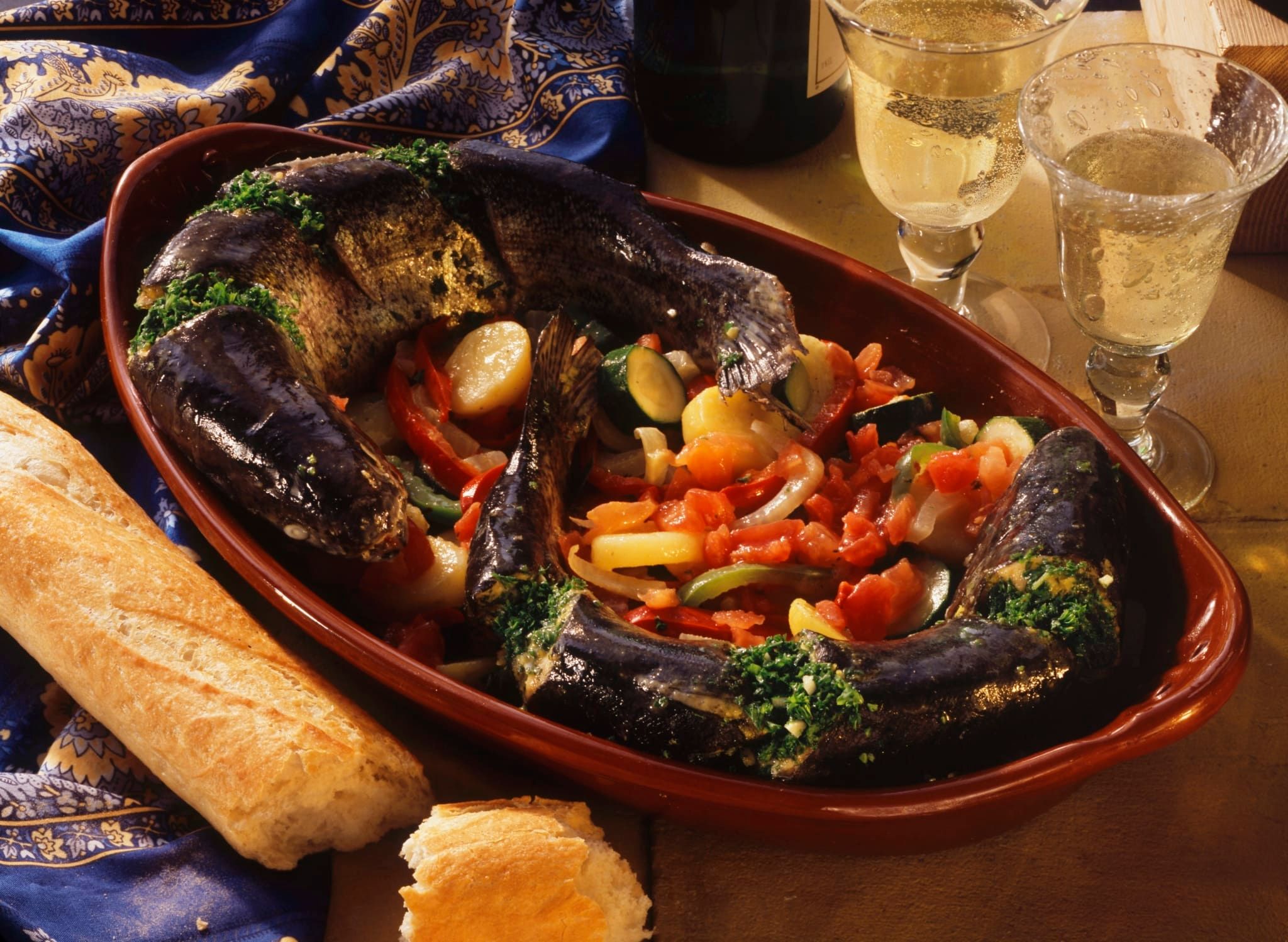 Truite de mer cuite au four avec ses petits légumes