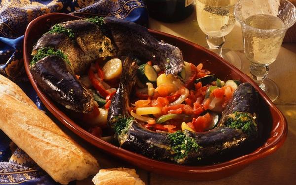 Truite de mer cuite au four avec ses petits légumes