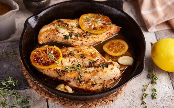 Poitrine de poulet rôti avec sauce au thym, citron et moutarde