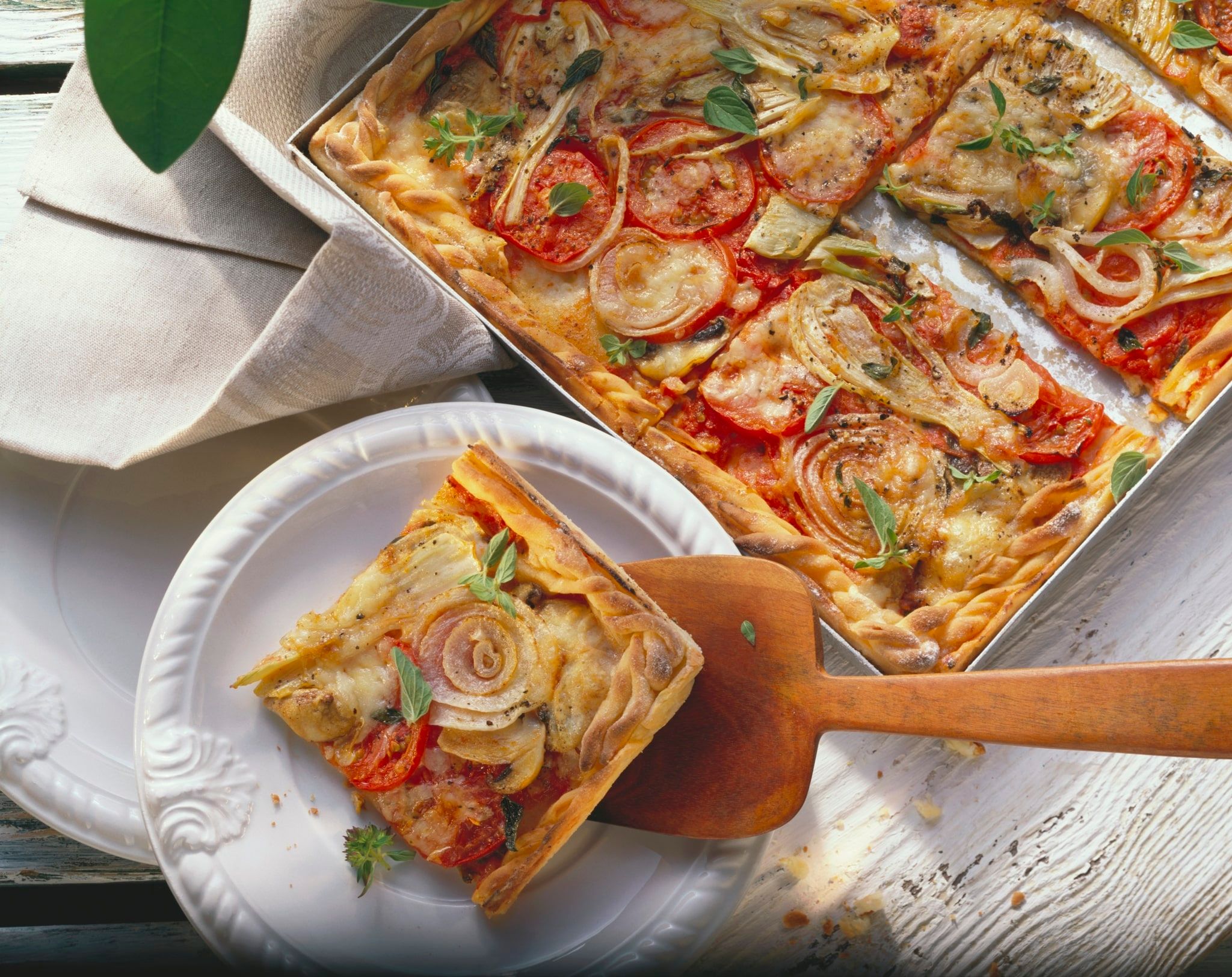Pizza aux légumes avec fenouil, tomates, oignons et champignons