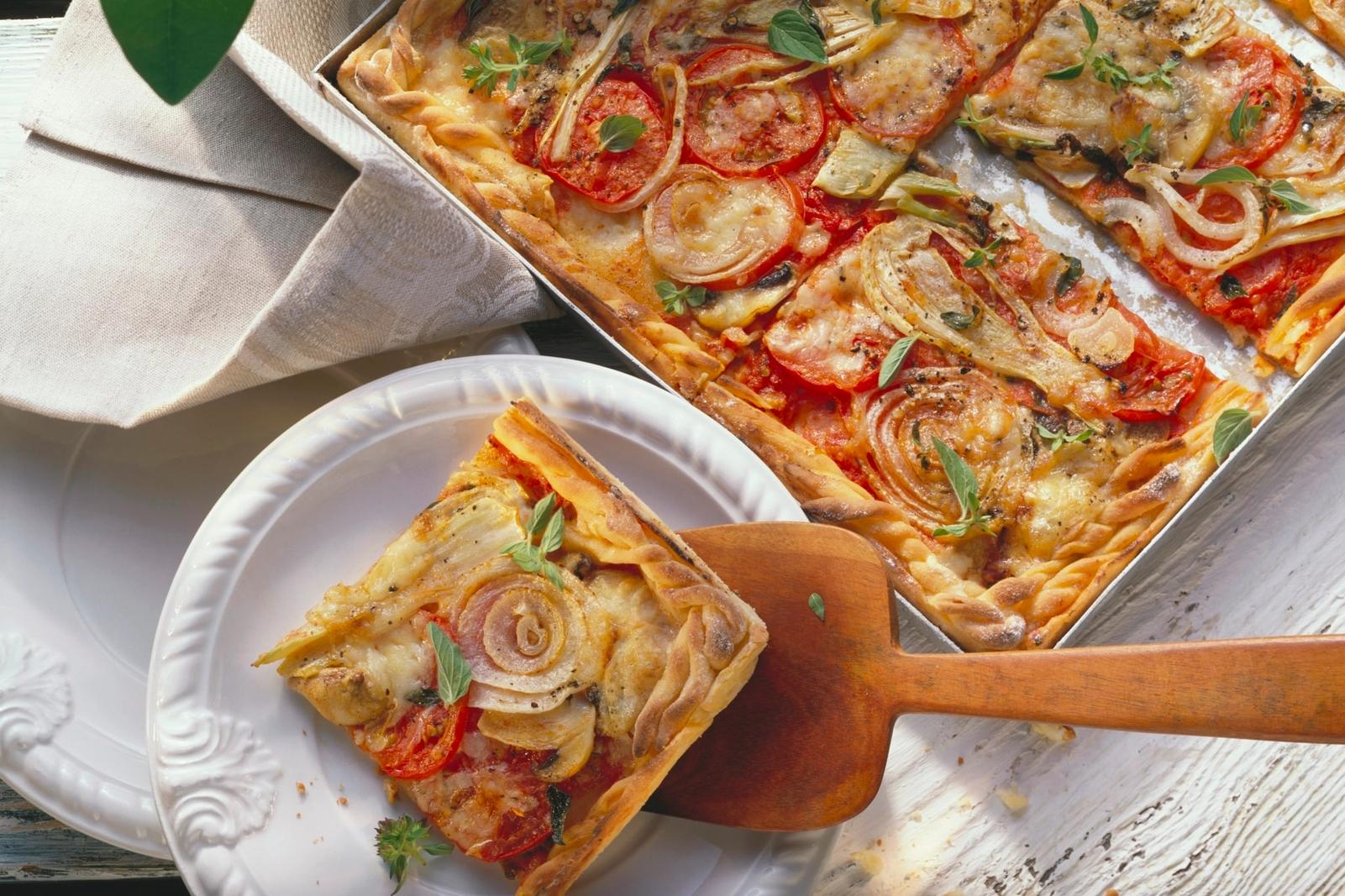 Pizza aux légumes avec fenouil, tomates, oignons et champignons