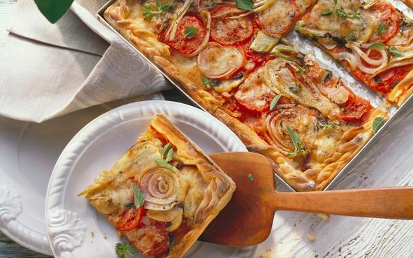 Pizza aux légumes avec fenouil, tomates, oignons et champignons