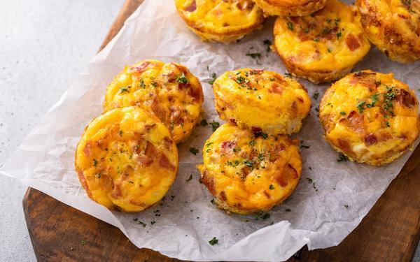 Muffins aux œufs, bacon et cheddar