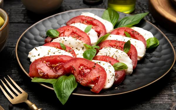 Recette salade caprese à la mozzarella, aux tomates et au basilic