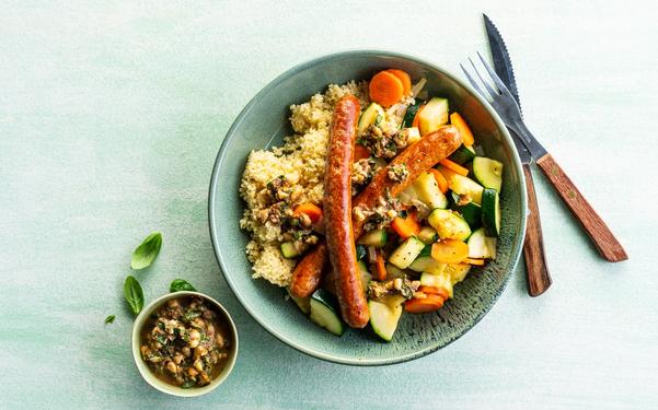 Couscous de légumes aux merguez et sauce salsa aux olives