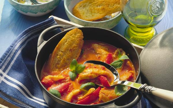 Sole au ragout de tomates et basilic, croûtons frits