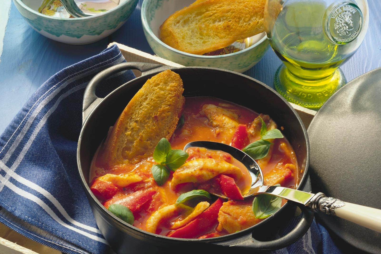 Sole au ragout de tomates et basilic, croûtons frits