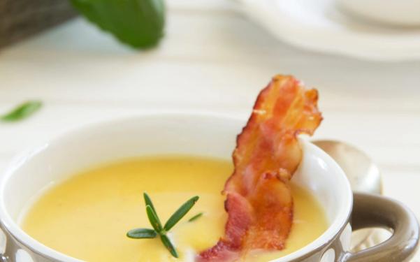 Soupe de lentilles au potiron avec du bacon