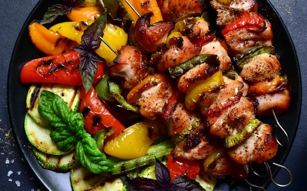 Recette de brochettes de poulet mariné et légumes