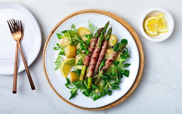 Salade de printemps aux asperges vertes grillées enroulées de bacon