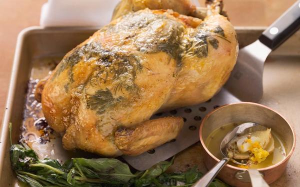 Poulet frit aux herbes farci au fenouil