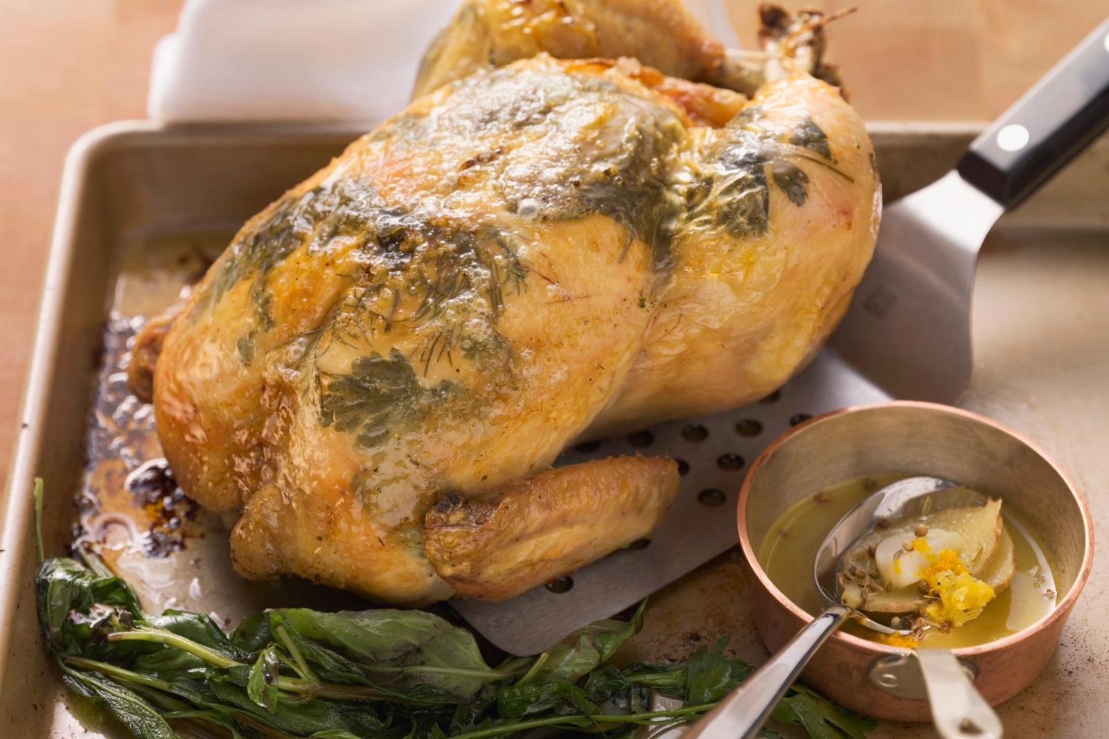 Poulet frit aux herbes farci au fenouil