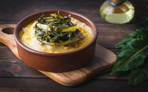 Fave e cicoria : bouillie de fèves avec chicorée aux asperges